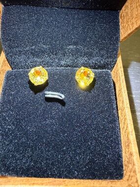 18k gold studs